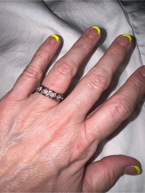 Silver Tone Interlocking Curb Chain Band Ring Size 7.5